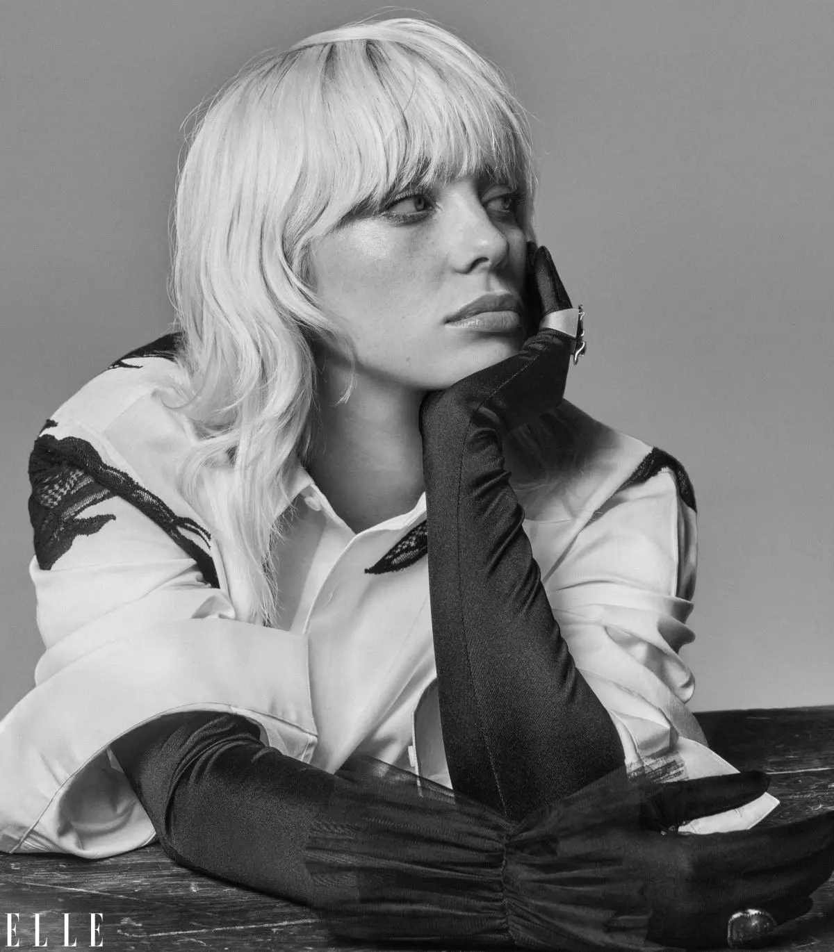 Moitié supérieure d'une photo portrait de Billie Eilish, 2021