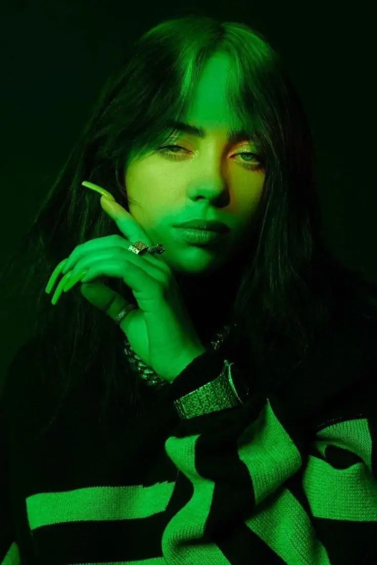 Moitié supérieure d'une photo portrait de Billie Eilish, 2019