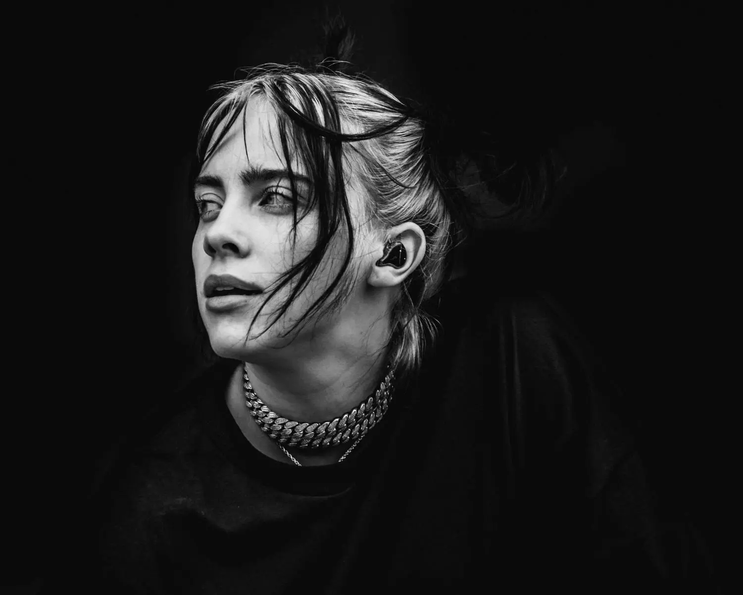 Photo portrait en noir et blanc de Billie Eilish qui regarde vers la gauche